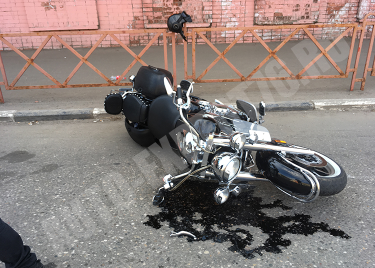 Упал с мотоцикла из-за ямы, кто компенсирует ущерб? Что на это скажет суд? (видео)