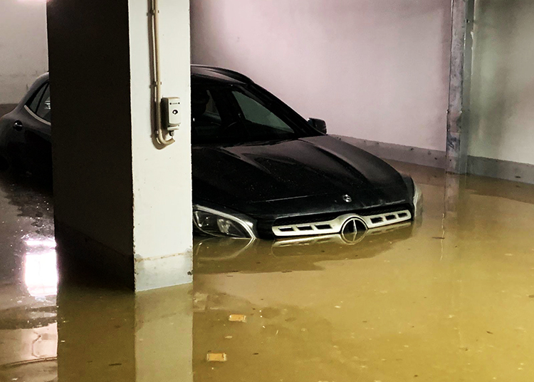 Затопило подземную парковку, что стало с автомобилями и как прошел суд (видео)